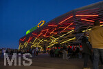 27.09.2026, Fussball UEFA Nations-League 2026/2027, 2.Spieltag, Deutschland - Griechenland, in der WWK-Arena Augsburg, Stadionfassade mit Rot-Gelben Farben der Neonbeleuchtung.