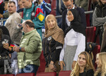 27.09.2026, Fussball UEFA Nations-League 2026/2027, 2.Spieltag, Deutschland - Griechenland, in der WWK-Arena Augsburg, Zuschauerinnen mit Kopftuch und Deutschem Nationaltrikot.