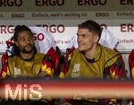 27.09.2026, Fussball UEFA Nations-League 2026/2027, 2.Spieltag, Deutschland - Griechenland, in der WWK-Arena Augsburg, v.li: Serge Gnabry (Deutschland), Florian Wirtz (Deutschland), auf der Bank 