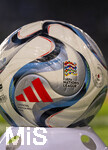 27.09.2026, Fussball UEFA Nations-League 2026/2027, 2.Spieltag, Deutschland - Griechenland, in der WWK-Arena Augsburg, Der Spielball liegt auf einem Hütchen bereit.,