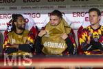 27.09.2026, Fussball UEFA Nations-League 2026/2027, 2.Spieltag, Deutschland - Griechenland, in der WWK-Arena Augsburg, v.li: Serge Gnabry (Deutschland), Florian Wirtz (Deutschland), Torwart Marc Andre ter Stegen (Deutschland) auf der Bank  
