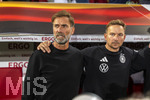 27.09.2026, Fussball UEFA Nations-League 2026/2027, 2.Spieltag, Deutschland - Griechenland, in der WWK-Arena Augsburg, Singen der Hymne, Bundestrainer Jürgen Klopp (Deutschland) mit Co-Trainer Pepijn Lijnders (Deutschland) 