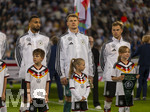 27.09.2026, Fussball UEFA Nations-League 2026/2027, 2.Spieltag, Deutschland - Griechenland, in der WWK-Arena Augsburg, v.li: Josha Vagnoman (Deutschland), Torwart Alexander Nübel (Deutschland), Joshua Kimmich (Deutschland) 