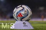 27.09.2026, Fussball UEFA Nations-League 2026/2027, 2.Spieltag, Deutschland - Griechenland, in der WWK-Arena Augsburg, Der Spielball liegt auf einem Hütchen bereit.,