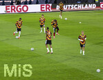27.09.2026, Fussball UEFA Nations-League 2026/2027, 2.Spieltag, Deutschland - Griechenland, in der WWK-Arena Augsburg, Aufwärmen der Deutschen Spieler im Aufwärmtrikot , Hennes Behrens (Deutschland), Philipp Treu (Deutschland) 