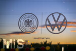 27.09.2026, Fussball UEFA Nations-League 2026/2027, 2.Spieltag, Deutschland - Griechenland, in der WWK-Arena Augsburg, Am Fenster des Presseraumes klebt der Bundesadler, das Logo der Nationalmannschaft und das VW-Firmenlogo des Sponsors. Hinten ein Abendrot am Himmel.