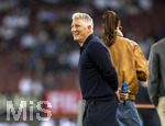 27.09.2026, Fussball UEFA Nations-League 2026/2027, 2.Spieltag, Deutschland - Griechenland, in der WWK-Arena Augsburg,  v.li: Bastian Schweinsteiger mit Moderatorin Esther Sedlaczek am Spielfeldrand