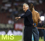 27.09.2026, Fussball UEFA Nations-League 2026/2027, 2.Spieltag, Deutschland - Griechenland, in der WWK-Arena Augsburg,  v.li: Bastian Schweinsteiger mit Moderatorin Esther Sedlaczek am Spielfeldrand 