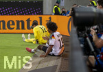 27.09.2026, Fussball UEFA Nations-League 2026/2027, 2.Spieltag, Deutschland - Griechenland, in der WWK-Arena Augsburg, Torwart Kostas Tzolakis (Griechenland) und Karim Adeyemi (Deutschland) am Boden 