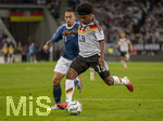 27.09.2026, Fussball UEFA Nations-League 2026/2027, 2.Spieltag, Deutschland - Griechenland, in der WWK-Arena Augsburg, v.li: Kostas Tsimikas (Griechenland) gegen Karim Adeyemi (Deutschland) 