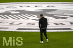 27.09.2026, Fussball UEFA Nations-League 2026/2027, 2.Spieltag, Deutschland - Griechenland, in der WWK-Arena Augsburg, Bundestrainer Jürgen Klopp (Deutschland) auf dem Platz, vor dem großen DFB-Bundesadler-Logo