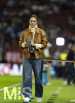 27.09.2026, Fussball UEFA Nations-League 2026/2027, 2.Spieltag, Deutschland - Griechenland, in der WWK-Arena Augsburg, Moderatorin Esther Sedlaczek am Spielfeldrand