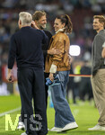 27.09.2026, Fussball UEFA Nations-League 2026/2027, 2.Spieltag, Deutschland - Griechenland, in der WWK-Arena Augsburg,  v.li: Bastian Schweinsteiger, Bundestrainer Jürgen Klopp (Deutschland) mit Moderatorin Esther Sedlaczek am Spielfeldrand  