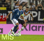 27.09.2026, Fussball UEFA Nations-League 2026/2027, 2.Spieltag, Deutschland - Griechenland, in der WWK-Arena Augsburg, v.li: Vangelis Pavlidis (Griechenland) gegen Jonathan Tah (Deutschland) 