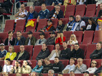27.09.2026, Fussball UEFA Nations-League 2026/2027, 2.Spieltag, Deutschland - Griechenland, in der WWK-Arena Augsburg, Mitte in Rot: Ulla Klopp, Ehefrau von Bundestrainer Jürgen Klopp (unten Deutschland) als Zuschauerin nahe bei ihrem Mann auf der Tribüne. daneben Sohn Marc Klopp.
