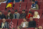 27.09.2026, Fussball UEFA Nations-League 2026/2027, 2.Spieltag, Deutschland - Griechenland, in der WWK-Arena Augsburg, Mitte in Rot: Ulla Klopp, Ehefrau von Bundestrainer Jürgen Klopp (unten Deutschland) als Zuschauerin nahe bei ihrem Mann auf der Tribüne. daneben Sohn Marc Klopp.

