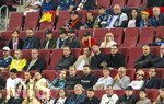 27.09.2026, Fussball UEFA Nations-League 2026/2027, 2.Spieltag, Deutschland - Griechenland, in der WWK-Arena Augsburg, Mitte in Rot: Ulla Klopp, Ehefrau von Bundestrainer Jürgen Klopp (unten Deutschland) als Zuschauerin nahe bei ihrem Mann auf der Tribüne. daneben Sohn Marc Klopp.

