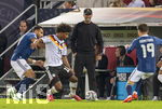 27.09.2026, Fussball UEFA Nations-League 2026/2027, 2.Spieltag, Deutschland - Griechenland, in der WWK-Arena Augsburg, Karim Adeyemi (Deutschland) am Ball, beobachtet von Bundestrainer Jürgen Klopp (Deutschland) 