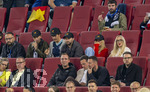 27.09.2026, Fussball UEFA Nations-League 2026/2027, 2.Spieltag, Deutschland - Griechenland, in der WWK-Arena Augsburg, Mitte in Rot: Ulla Klopp, Ehefrau von Bundestrainer Jürgen Klopp (unten Deutschland) als Zuschauerin nahe bei ihrem Mann auf der Tribüne. daneben Sohn Marc Klopp.
