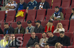27.09.2026, Fussball UEFA Nations-League 2026/2027, 2.Spieltag, Deutschland - Griechenland, in der WWK-Arena Augsburg, Mitte in Rot: Ulla Klopp, Ehefrau von Bundestrainer Jürgen Klopp (unten Deutschland) als Zuschauerin nahe bei ihrem Mann auf der Tribüne. daneben Sohn Marc Klopp.
