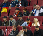 27.09.2026, Fussball UEFA Nations-League 2026/2027, 2.Spieltag, Deutschland - Griechenland, in der WWK-Arena Augsburg, Mitte in Rot: Ulla Klopp, Ehefrau von Bundestrainer Jürgen Klopp (unten Deutschland) als Zuschauerin nahe bei ihrem Mann auf der Tribüne. daneben Sohn Marc Klopp.

