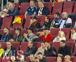 27.09.2026, Fussball UEFA Nations-League 2026/2027, 2.Spieltag, Deutschland - Griechenland, in der WWK-Arena Augsburg, Mitte in Rot: Ulla Klopp, Ehefrau von Bundestrainer Jürgen Klopp (unten Deutschland) als Zuschauerin nahe bei ihrem Mann auf der Tribüne. daneben Sohn Marc Klopp.
