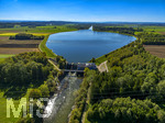28.09.2026, Bad Wörishofen, Luftbild Irsinger Stausee, das Wasser spiegelt den blauen Himmel,  Naturerholung pur für Wanderfreunde, der Fluss Wertach wird hier aufgestaut zur Stromgewinnung mit dem Kraftwerk Irsingen. Das Wasserkraftwerk am Wörishofer Stausee bei Irsingen ist ein von den Stadtwerken Bad Wörishofen betriebenes Stützschwellenkraftwerk an der Wertach, Seit über 60 Jahren in Betrieb 