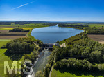 28.09.2026, Bad Wörishofen, Luftbild Irsinger Stausee, das Wasser spiegelt den blauen Himmel,  Naturerholung pur für Wanderfreunde, der Fluss Wertach wird hier aufgestaut zur Stromgewinnung mit dem Kraftwerk Irsingen. Das Wasserkraftwerk am Wörishofer Stausee bei Irsingen ist ein von den Stadtwerken Bad Wörishofen betriebenes Stützschwellenkraftwerk an der Wertach, Seit über 60 Jahren in Betrieb 