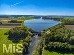 28.09.2026, Bad Wörishofen, Luftbild Irsinger Stausee, das Wasser spiegelt den blauen Himmel,  Naturerholung pur für Wanderfreunde, der Fluss Wertach wird hier aufgestaut zur Stromgewinnung mit dem Kraftwerk Irsingen. Das Wasserkraftwerk am Wörishofer Stausee bei Irsingen ist ein von den Stadtwerken Bad Wörishofen betriebenes Stützschwellenkraftwerk an der Wertach, Seit über 60 Jahren in Betrieb 