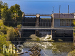 28.09.2026, Bad Wörishofen, Luftbild Irsinger Stausee, das Wasser spiegelt den blauen Himmel, der Fluss Wertach wird hier aufgestaut zur Stromgewinnung mit dem Kraftwerk Irsingen. Das Wasserkraftwerk am Wörishofer Stausee bei Irsingen ist ein von den Stadtwerken Bad Wörishofen betriebenes Stützschwellenkraftwerk an der Wertach, Seit über 60 Jahren in Betrieb 