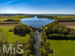 28.09.2026, Bad Wörishofen, Luftbild Irsinger Stausee, das Wasser spiegelt den blauen Himmel,  Naturerholung pur für Wanderfreunde, der Fluss Wertach wird hier aufgestaut zur Stromgewinnung mit dem Kraftwerk Irsingen. Das Wasserkraftwerk am Wörishofer Stausee bei Irsingen ist ein von den Stadtwerken Bad Wörishofen betriebenes Stützschwellenkraftwerk an der Wertach, Seit über 60 Jahren in Betrieb 
