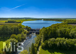 28.09.2026, Bad Wörishofen, Luftbild Irsinger Stausee, das Wasser spiegelt den blauen Himmel,  Naturerholung pur für Wanderfreunde, der Fluss Wertach wird hier aufgestaut zur Stromgewinnung mit dem Kraftwerk Irsingen. Das Wasserkraftwerk am Wörishofer Stausee bei Irsingen ist ein von den Stadtwerken Bad Wörishofen betriebenes Stützschwellenkraftwerk an der Wertach, Seit über 60 Jahren in Betrieb 