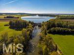 28.09.2026, Bad Wörishofen, Luftbild Irsinger Stausee, das Wasser spiegelt den blauen Himmel,  Naturerholung pur für Wanderfreunde, der Fluss Wertach wird hier aufgestaut zur Stromgewinnung mit dem Kraftwerk Irsingen. Das Wasserkraftwerk am Wörishofer Stausee bei Irsingen ist ein von den Stadtwerken Bad Wörishofen betriebenes Stützschwellenkraftwerk an der Wertach, Seit über 60 Jahren in Betrieb 