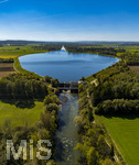 28.09.2026, Bad Wörishofen, Luftbild Irsinger Stausee, das Wasser spiegelt den blauen Himmel,  Naturerholung pur für Wanderfreunde, der Fluss Wertach wird hier aufgestaut zur Stromgewinnung mit dem Kraftwerk Irsingen. Das Wasserkraftwerk am Wörishofer Stausee bei Irsingen ist ein von den Stadtwerken Bad Wörishofen betriebenes Stützschwellenkraftwerk an der Wertach, Seit über 60 Jahren in Betrieb 