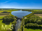 28.09.2026, Bad Wörishofen, Luftbild Irsinger Stausee, das Wasser spiegelt den blauen Himmel,  Naturerholung pur für Wanderfreunde, der Fluss Wertach wird hier aufgestaut zur Stromgewinnung mit dem Kraftwerk Irsingen. Das Wasserkraftwerk am Wörishofer Stausee bei Irsingen ist ein von den Stadtwerken Bad Wörishofen betriebenes Stützschwellenkraftwerk an der Wertach, Seit über 60 Jahren in Betrieb 