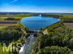 28.09.2026, Bad Wörishofen, Luftbild Irsinger Stausee, das Wasser spiegelt den blauen Himmel,  Naturerholung pur für Wanderfreunde, der Fluss Wertach wird hier aufgestaut zur Stromgewinnung mit dem Kraftwerk Irsingen. Das Wasserkraftwerk am Wörishofer Stausee bei Irsingen ist ein von den Stadtwerken Bad Wörishofen betriebenes Stützschwellenkraftwerk an der Wertach, Seit über 60 Jahren in Betrieb 