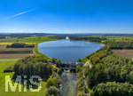 28.09.2026, Bad Wörishofen, Luftbild Irsinger Stausee, das Wasser spiegelt den blauen Himmel,  Naturerholung pur für Wanderfreunde, der Fluss Wertach wird hier aufgestaut zur Stromgewinnung mit dem Kraftwerk Irsingen. Das Wasserkraftwerk am Wörishofer Stausee bei Irsingen ist ein von den Stadtwerken Bad Wörishofen betriebenes Stützschwellenkraftwerk an der Wertach, Seit über 60 Jahren in Betrieb 