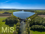 28.09.2026, Bad Wörishofen, Luftbild Irsinger Stausee, das Wasser spiegelt den blauen Himmel,  Naturerholung pur für Wanderfreunde, der Fluss Wertach wird hier aufgestaut zur Stromgewinnung mit dem Kraftwerk Irsingen. Das Wasserkraftwerk am Wörishofer Stausee bei Irsingen ist ein von den Stadtwerken Bad Wörishofen betriebenes Stützschwellenkraftwerk an der Wertach, Seit über 60 Jahren in Betrieb 