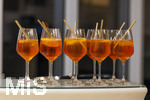 29.09.2026, Internationales Klassikfestival: Festival der Nationen 2026, im Hotel Der Sonnenhof Bad Wörishofen (Unterallgäu), Am Tresen stehen volle Gläser mit Aperol Spritz Getränk bereit.