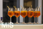 29.09.2026, Internationales Klassikfestival: Festival der Nationen 2026, im Hotel Der Sonnenhof Bad Wörishofen (Unterallgäu), Am Tresen stehen volle Gläser mit Aperol Spritz Getränk bereit.