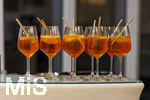 29.09.2026, Internationales Klassikfestival: Festival der Nationen 2026, im Hotel Der Sonnenhof Bad Wörishofen (Unterallgäu), Am Tresen stehen volle Gläser mit Aperol Spritz Getränk bereit.