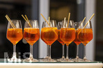 29.09.2026, Internationales Klassikfestival: Festival der Nationen 2026, im Hotel Der Sonnenhof Bad Wörishofen (Unterallgäu), Am Tresen stehen volle Gläser mit Aperol Spritz Getränk bereit.