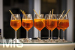 29.09.2026, Internationales Klassikfestival: Festival der Nationen 2026, im Hotel Der Sonnenhof Bad Wörishofen (Unterallgäu), Am Tresen stehen volle Gläser mit Aperol Spritz Getränk bereit.