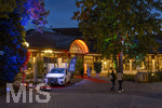 30.09.2026, Internationales Klassikfestival: Festival der Nationen 2026, im Kurhaus Bad Wörishofen (Unterallgäu), Julia Fischer, Violine, spielt Vivaldi, mit dem Kammerorchester des Bayerischen Rundfunks. Aussenaufnahme des hell erleuchteten Kurhauses mit dem Haupteingang und dem Sponsor Mercedes Medele Schäfer.