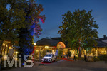30.09.2026, Internationales Klassikfestival: Festival der Nationen 2026, im Kurhaus Bad Wörishofen (Unterallgäu), Julia Fischer, Violine, spielt Vivaldi, mit dem Kammerorchester des Bayerischen Rundfunks. Aussenaufnahme des hell erleuchteten Kurhauses mit dem Haupteingang und dem Sponsor Mercedes Medele Schäfer.