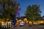 30.09.2026, Internationales Klassikfestival: Festival der Nationen 2026, im Kurhaus Bad Wörishofen (Unterallgäu), Julia Fischer, Violine, spielt Vivaldi, mit dem Kammerorchester des Bayerischen Rundfunks. Aussenaufnahme des hell erleuchteten Kurhauses mit dem Haupteingang und dem Sponsor Mercedes Medele Schäfer.