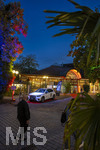 30.09.2026, Internationales Klassikfestival: Festival der Nationen 2026, im Kurhaus Bad Wörishofen (Unterallgäu), Julia Fischer, Violine, spielt Vivaldi, mit dem Kammerorchester des Bayerischen Rundfunks. Aussenaufnahme des hell erleuchteten Kurhauses mit dem Haupteingang und dem Sponsor Mercedes Medele Schäfer.