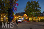 30.09.2026, Internationales Klassikfestival: Festival der Nationen 2026, im Kurhaus Bad Wörishofen (Unterallgäu), Julia Fischer, Violine, spielt Vivaldi, mit dem Kammerorchester des Bayerischen Rundfunks. Aussenaufnahme des hell erleuchteten Kurhauses mit dem Haupteingang und dem Sponsor Mercedes Medele Schäfer.