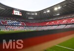 01.10.2026, Fussball UEFA Nations-League 2026/2027, 3.Spieltag, Deutschland - Serbien, in der Allianz-Arena München. schwarz-rot-goldene Fahne vor der leeren Arena