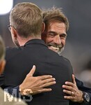 01.10.2026, Fussball UEFA Nations-League 2026/2027, 3.Spieltag, Deutschland - Serbien, in der Allianz-Arena München. TV - Experte Per Mertesacker (li, Deutschland) und Bundestrainer Jürgen Klopp (Deutschland) umarmen sich
